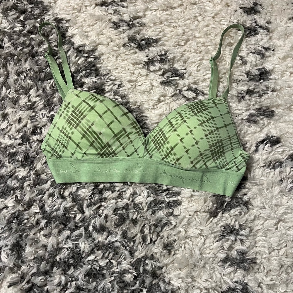 Victoria Secret Pink Wear everywhere wireless push up, size 32A